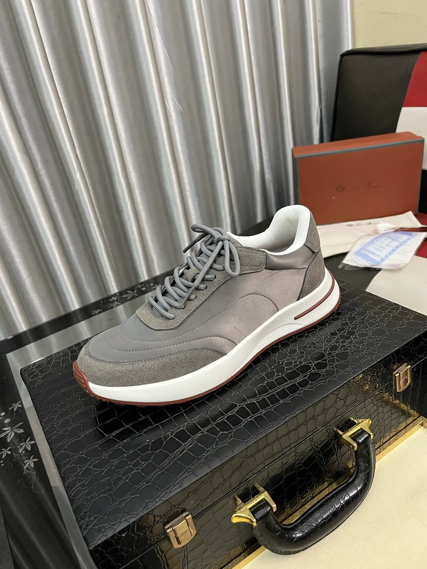 Men's shoes 💰458⌚️⌚️ Loro Pian* Loro Pian* casual shoes are made of cowhide frosted cowhide. Unique texture, simple and elegant, in line with Asian shoe lasts. Almond toe bar, apron style toe, drum-stitched upper. Same color stitching details. Slip-on style for easy on and off. Original color full cowhide lining. The insole is decorated with the 🈶️ brand logo. The original open-molded TPU raw rubber outsole. The soft rubber sole has super grip performance. Comfortable and casual style. You can create 🉑casual🉑formal urban style at will!  Code number: 38-44
